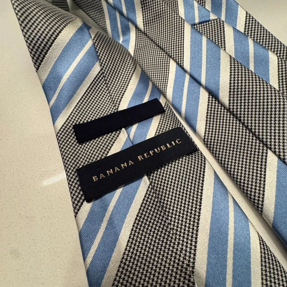 Banana Republic Tie Gray Blue Stripe 100% Silk Necktie‎ 58
